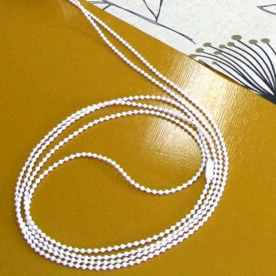 自社オリジナルロールスクリーンのチェーン（ホワイト）