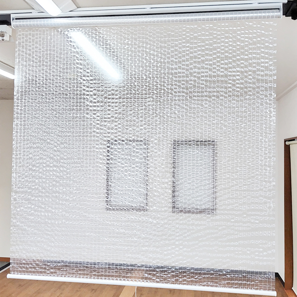 糸入り透明・防炎ビニールロールスクリーンのサムネイル画像